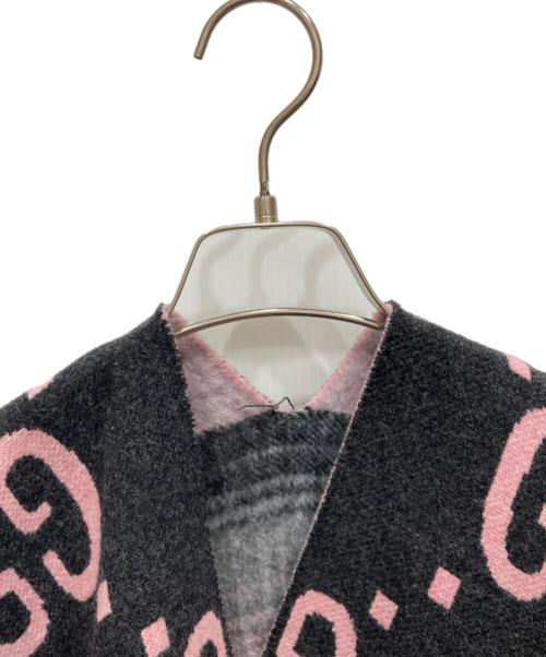 GUCCI（グッチ）GUCCI (グッチ) リバーシブル GGウール ケープ ポンチョ ブラック×ピンク サイズ:freeの古着・服飾アイテム