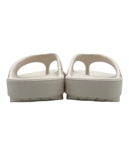 OOFOS（ウーフォス）OOFOS (ウーフォス) サンダル アイボリー サイズ:7 未使用品の古着・服飾アイテム