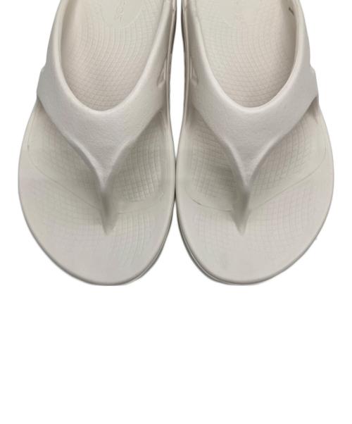 OOFOS（ウーフォス）OOFOS (ウーフォス) サンダル アイボリー サイズ:7 未使用品の古着・服飾アイテム