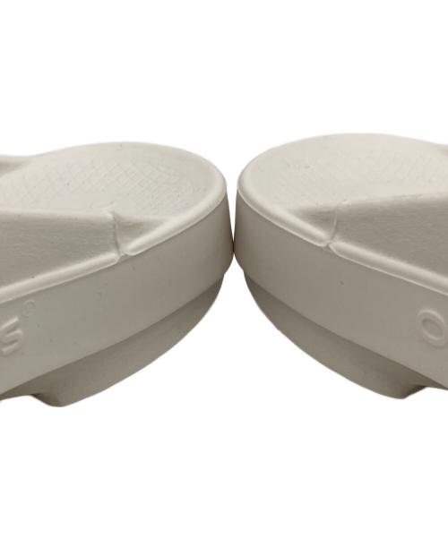 OOFOS（ウーフォス）OOFOS (ウーフォス) サンダル アイボリー サイズ:7 未使用品の古着・服飾アイテム