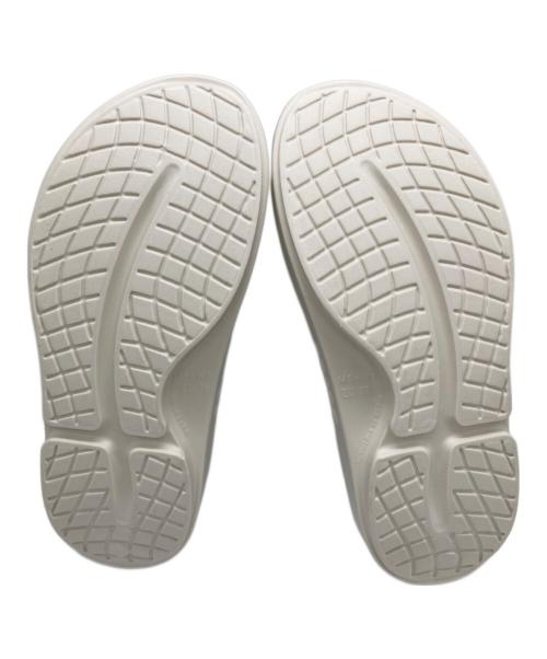 OOFOS（ウーフォス）OOFOS (ウーフォス) サンダル アイボリー サイズ:7 未使用品の古着・服飾アイテム