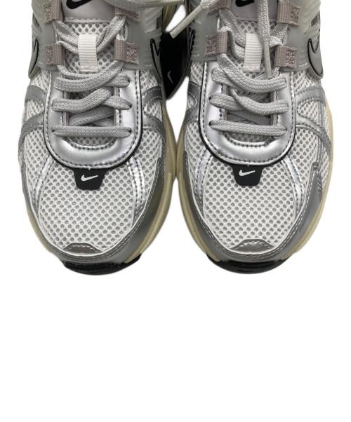 NIKE（ナイキ）NIKE (ナイキ) WMNS V2K Run グレー サイズ:24 未使用品の古着・服飾アイテム