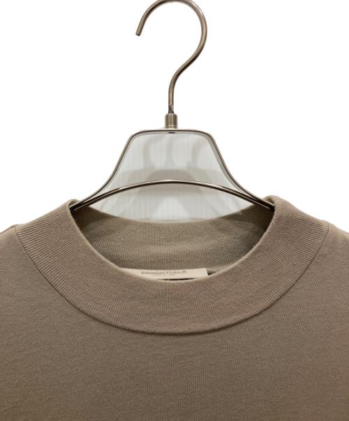 FOG ESSENTIALS（フィアオブゴッド エッセンシャル）FOG ESSENTIALS (フィアオブゴッド エッセンシャル) ロゴカットソー ベージュ サイズ:Mの古着・服飾アイテム