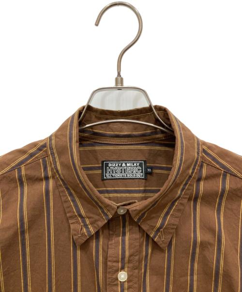 Hysteric Glamour（ヒステリックグラマー）Hysteric Glamour (ヒステリックグラマー) HYS TIMES刺繍 ランダムストライプ ボタンダウンシャツ ブラウン サイズ:XLの古着・服飾アイテム