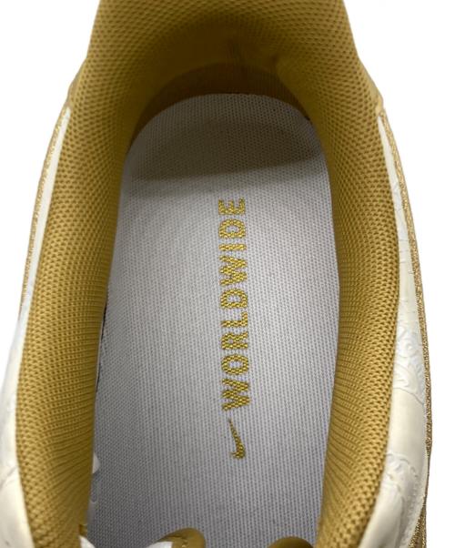 NIKE（ナイキ）NIKE (ナイキ) スニーカー ホワイト×ゴールド サイズ:28.5の古着・服飾アイテム