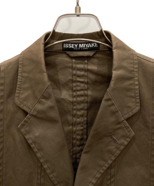 ISSEY MIYAKE WHITE LABEL（イッセイミヤケホワイトレーベル）ISSEY MIYAKE WHITE LABEL (イッセイミヤケホワイトレーベル) コットンテーラードジャケット ブラウン サイズ:1の古着・服飾アイテム