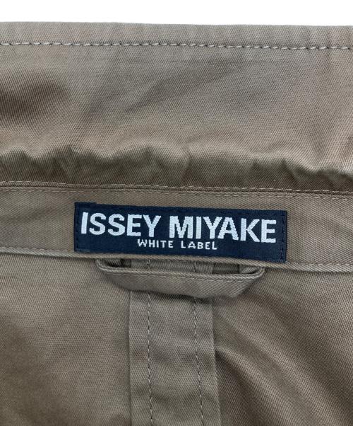 ISSEY MIYAKE WHITE LABEL（イッセイミヤケホワイトレーベル）ISSEY MIYAKE WHITE LABEL (イッセイミヤケホワイトレーベル) コットンテーラードジャケット ブラウン サイズ:1の古着・服飾アイテム