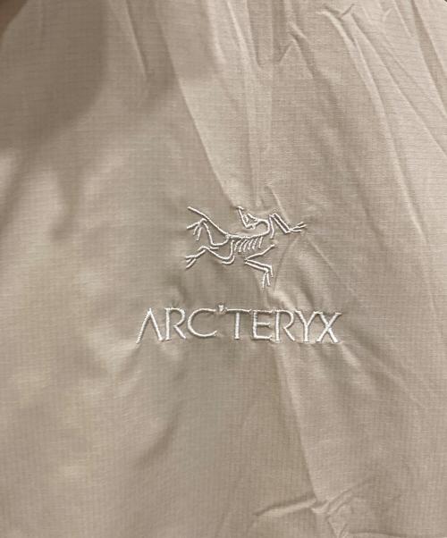 ARC'TERYX（アークテリクス）ARC'TERYX (アークテリクス) ATOM JACKET ベージュ サイズ:Mの古着・服飾アイテム