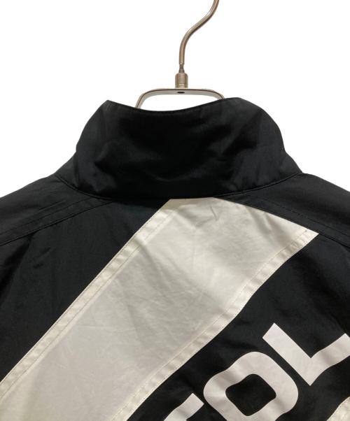 F.C.R.B.（エフシーレアルブリストル）F.C.R.B. (エフシーレアルブリストル) STAND COLLAR STRIPE JACKET ブラック サイズ:SIZE Lの古着・服飾アイテム