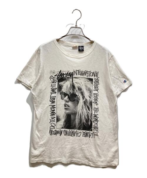 stussy（ステューシー）stussy (ステューシー) Champion (チャンピオン) プリントTシャツ ホワイト サイズ:SIZE Mの古着・服飾アイテム