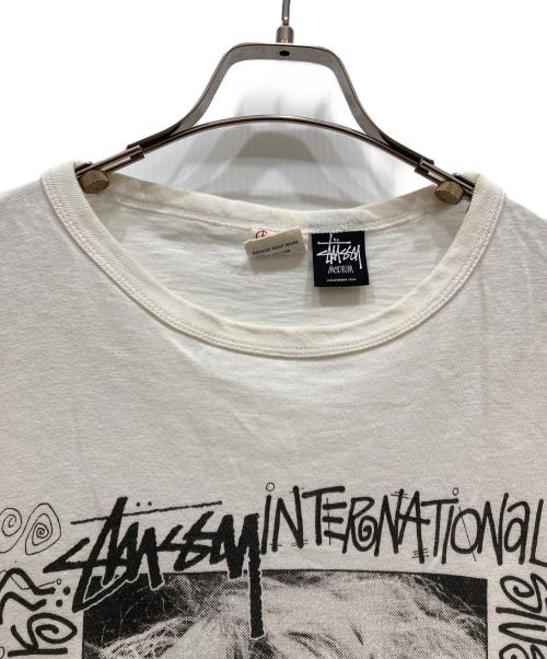 stussy（ステューシー）stussy (ステューシー) Champion (チャンピオン) プリントTシャツ ホワイト サイズ:SIZE Mの古着・服飾アイテム