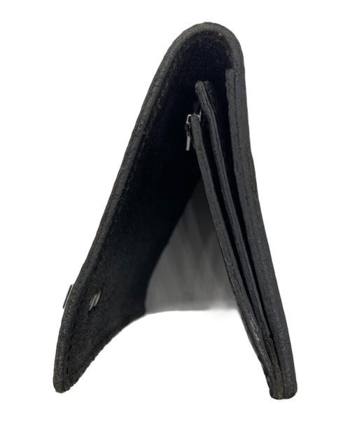 ISAMU KATAYAMA BACKLASH（イサムカタヤマ・バックラッシュ）ISAMU KATAYAMA BACKLASH (イサムカタヤマ・バックラッシュ) 2つ折り財布 ブラックの古着・服飾アイテム