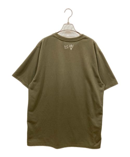 South2 West8（サウスツー ウエストエイト）south2 west8 (サウスツー ウエストエイト) S/S Crew Neck Tee オリーブ サイズ:SIZE Lの古着・服飾アイテム