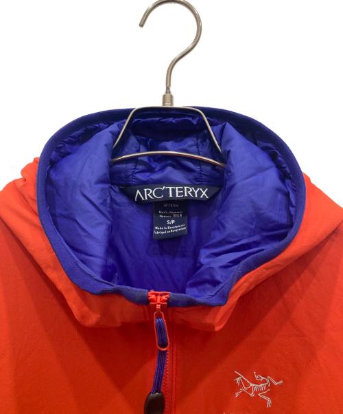 ARC'TERYX（アークテリクス）ARC'TERYX (アークテリクス) ATOM LT HOODY レッド サイズ:SIZE Sの古着・服飾アイテム