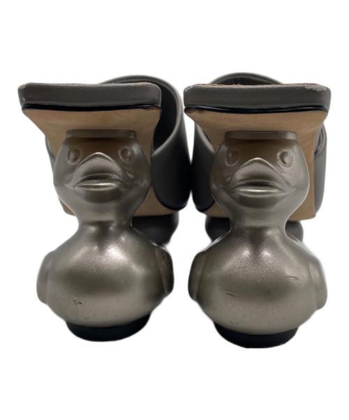 MIHARA YASUHIRO（ミハラヤスヒロ）MIHARA YASUHIRO (ミハラヤスヒロ) ダックヒールパファーサンダル グレー サイズ:36の古着・服飾アイテム