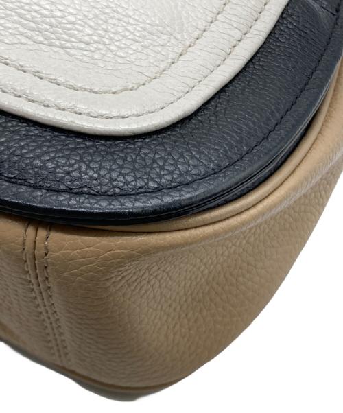 MARC JACOBS（マークジェイコブス）MARC JACOBS (マークジェイコブズ) フラップショルダーバッグ ホワイト×ブラックの古着・服飾アイテム