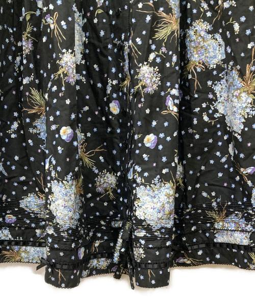 PINK HOUSE（ピンクハウス）PINK HOUSE (ピンクハウス) ブルーフラワリィプリントスカート ブラック×ブルー サイズ:SIZE Freeの古着・服飾アイテム