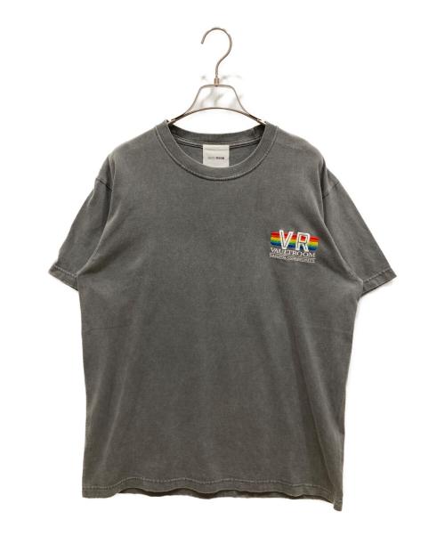 VAULTROOM（ボルトルーム）VAULTROOM (ボルトルーム) RETRO LOGO TEE グレー サイズ:SIZE Mの古着・服飾アイテム