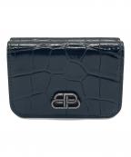 BALENCIAGAバレンシアガ）の古着「3つ折り財布　BBメタルロゴクロコ型押しスマートウォレット」｜ブラック