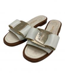 Salvatore Ferragamo（サルヴァトーレ フェラガモ）の古着「studded bow slide sandals」｜アイボリー