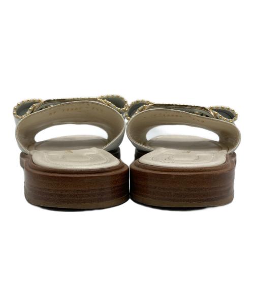 Salvatore Ferragamo（サルヴァトーレ フェラガモ）Salvatore Ferragamo (サルヴァトーレ フェラガモ) studded bow slide sandals アイボリー サイズ:SIZE 7 1/2の古着・服飾アイテム