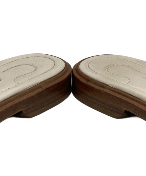 Salvatore Ferragamo（サルヴァトーレ フェラガモ）Salvatore Ferragamo (サルヴァトーレ フェラガモ) studded bow slide sandals アイボリー サイズ:SIZE 7 1/2の古着・服飾アイテム