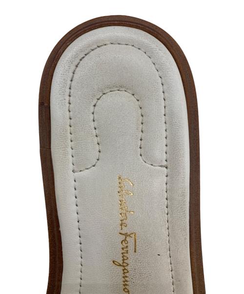 Salvatore Ferragamo（サルヴァトーレ フェラガモ）Salvatore Ferragamo (サルヴァトーレ フェラガモ) studded bow slide sandals アイボリー サイズ:SIZE 7 1/2の古着・服飾アイテム