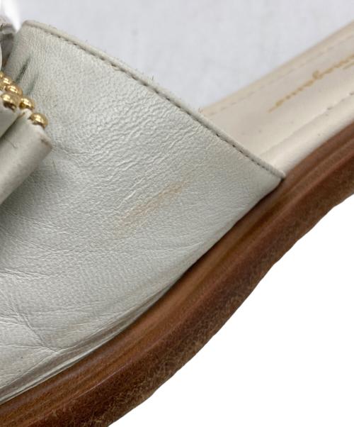 Salvatore Ferragamo（サルヴァトーレ フェラガモ）Salvatore Ferragamo (サルヴァトーレ フェラガモ) studded bow slide sandals アイボリー サイズ:SIZE 7 1/2の古着・服飾アイテム