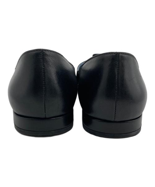 PRADA（プラダ）PRADA (プラダ) ロゴ リボン ポインテッドトゥフラットパンプス ブラック サイズ:SIZE 38の古着・服飾アイテム