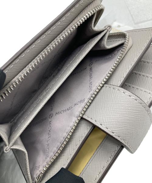 MICHAEL KORS（マイケル・コース）MICHAEL KORS (マイケル・コース) ビルフォールド ジップ コンパクトウォレット ミディアム グレーの古着・服飾アイテム