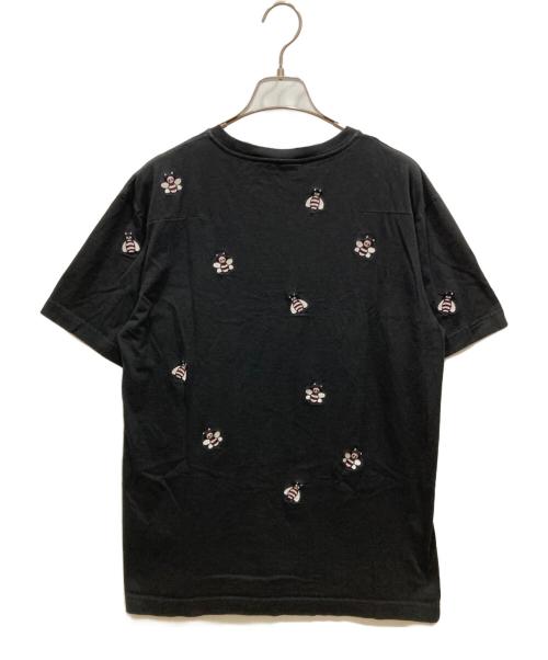 DIOR HOMME（ディオール オム）Dior Homme (ディオール オム) KAWS (カウズ) 総柄Bee刺繍入りTシャツ ブラック サイズ:SIZE Sの古着・服飾アイテム