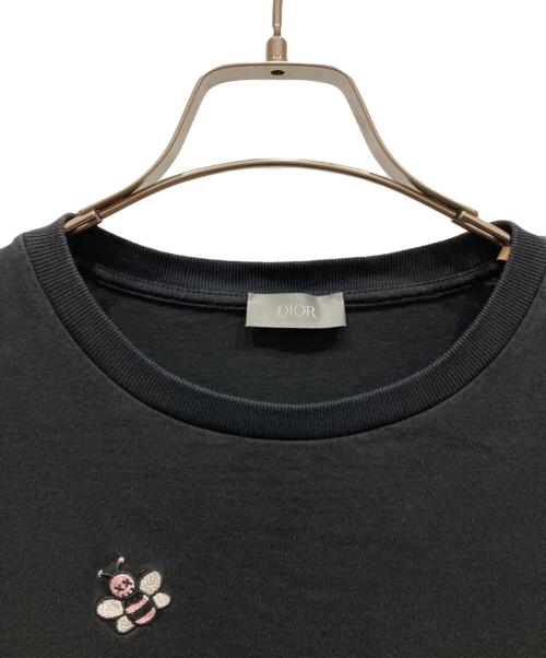 DIOR HOMME（ディオール オム）Dior Homme (ディオール オム) KAWS (カウズ) 総柄Bee刺繍入りTシャツ ブラック サイズ:SIZE Sの古着・服飾アイテム