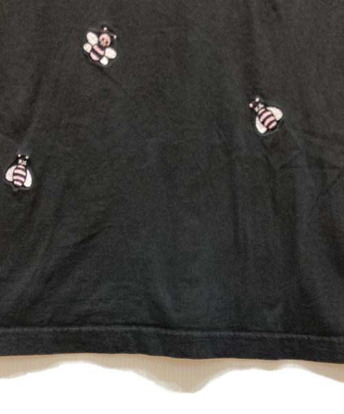 DIOR HOMME（ディオール オム）Dior Homme (ディオール オム) KAWS (カウズ) 総柄Bee刺繍入りTシャツ ブラック サイズ:SIZE Sの古着・服飾アイテム