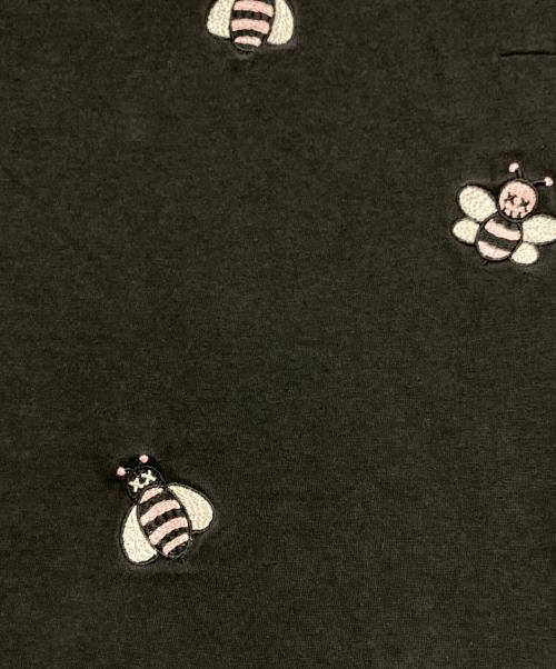 DIOR HOMME（ディオール オム）Dior Homme (ディオール オム) KAWS (カウズ) 総柄Bee刺繍入りTシャツ ブラック サイズ:SIZE Sの古着・服飾アイテム