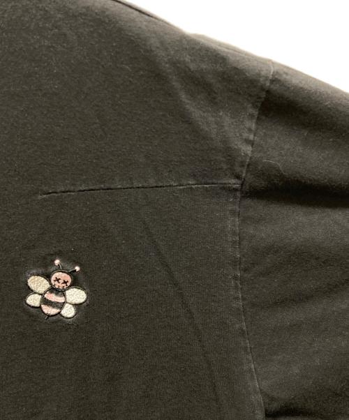 DIOR HOMME（ディオール オム）Dior Homme (ディオール オム) KAWS (カウズ) 総柄Bee刺繍入りTシャツ ブラック サイズ:SIZE Sの古着・服飾アイテム