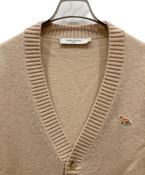 maison kitsune（メゾンキツネ）maison kitsune (メゾンキツネ) ベイビーフォックスパッチ 長袖 Vネック ニット カーディガン ベージュ サイズ:SIZE Mの古着・服飾アイテム