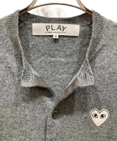 PLAY COMME des GARCONS（プレイコムデギャルソン）PLAY COMME des GARCONS (プレイコムデギャルソン) Round Neck Cardigan グレー サイズ:SIZE Mの古着・服飾アイテム