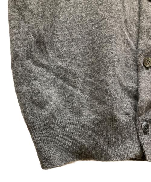 PLAY COMME des GARCONS（プレイコムデギャルソン）PLAY COMME des GARCONS (プレイコムデギャルソン) Round Neck Cardigan グレー サイズ:SIZE Mの古着・服飾アイテム