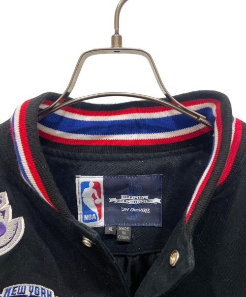 JH Design（ジェイエイチデザイン）JH Design (ジェイエイチデザイン) NBA (エヌビーエー) チームロゴ刺繍スタジャン ブラック サイズ:XLの古着・服飾アイテム
