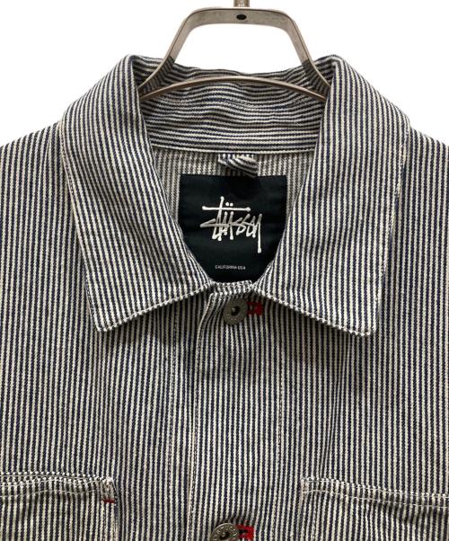 stussy（ステューシー）stussy (ステューシー) 両面刺繍ヒッコリーカバーオール ネイビー×ホワイト サイズ:SIZE Sの古着・服飾アイテム