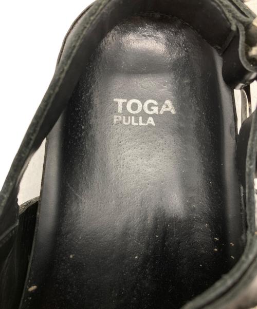 TOGA PULLA（トーガ プルラ）TOGA PULLA (トーガ プルラ) メタルエンボスサンダル ブラック サイズ:SIZE 36の古着・服飾アイテム