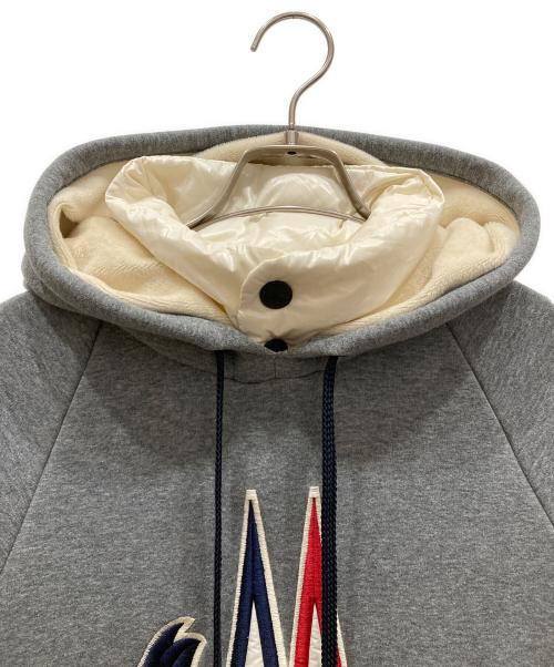 MONCLER（モンクレール）MONCLER (モンクレール) ロゴ刺繍プルオーバーパーカー グレー サイズ:SIZE Sの古着・服飾アイテム