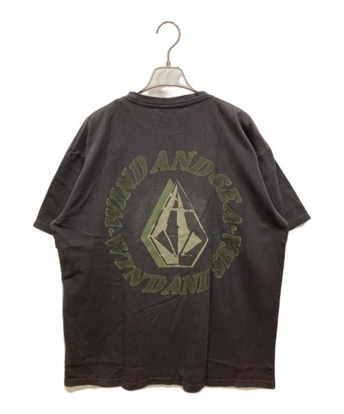WIND AND SEA（ウィンダンシー）WIND AND SEA (ウィンダンシー) VOLCOM (ボルコム) プリントTシャツ グレー サイズ:SIZE Lの古着・服飾アイテム