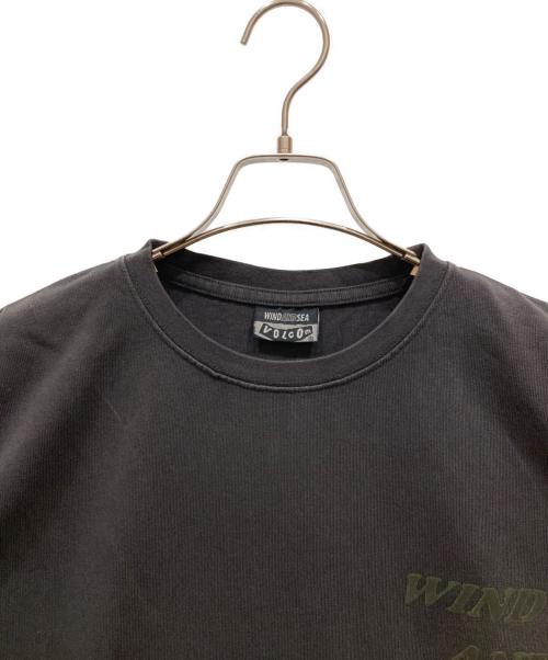 WIND AND SEA（ウィンダンシー）WIND AND SEA (ウィンダンシー) VOLCOM (ボルコム) プリントTシャツ グレー サイズ:SIZE Lの古着・服飾アイテム