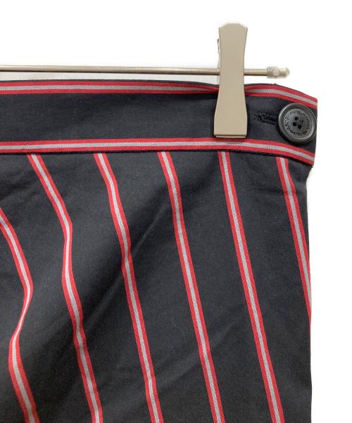 Vivienne Westwood ANGLOMANIA（ヴィヴィアンウエストウッドアングロマニア）VIVIENNE WESTWOOD ANGLOMANIA (ヴィヴィアンウエストウッドアングロマニア) 変形ストライプスカート レッド×ブラック サイズ:SIZE 44の古着・服飾アイテム