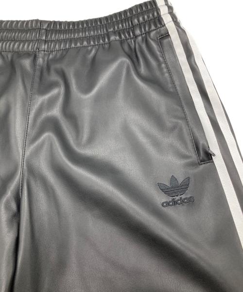 adidas（アディダス）adidas (アディダス) フェイクレザー アディカラー スリーストライプス ファイヤーバード トラックスーツパンツ ブラック サイズ:Lの古着・服飾アイテム