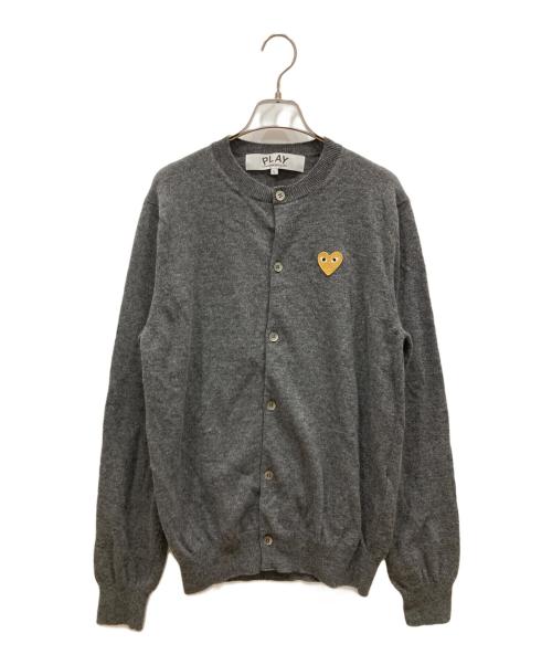 PLAY COMME des GARCONS（プレイコムデギャルソン）PLAY COMME des GARCONS (プレイコムデギャルソン) Round Neck Cardigan With Gold Emblem Medium Gray グレー サイズ:Ⅼの古着・服飾アイテム
