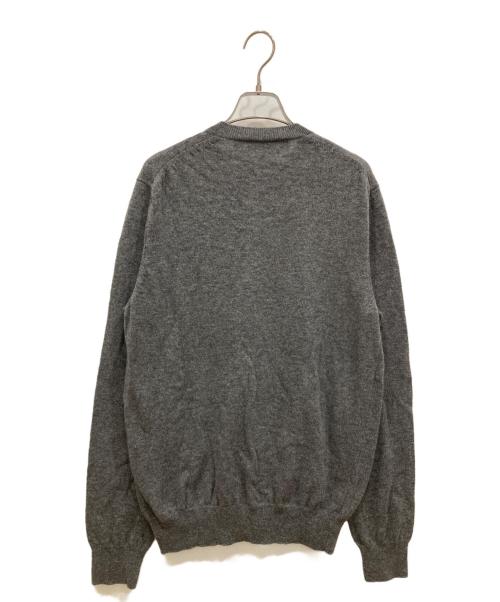 PLAY COMME des GARCONS（プレイコムデギャルソン）PLAY COMME des GARCONS (プレイコムデギャルソン) Round Neck Cardigan With Gold Emblem Medium Gray グレー サイズ:Ⅼの古着・服飾アイテム