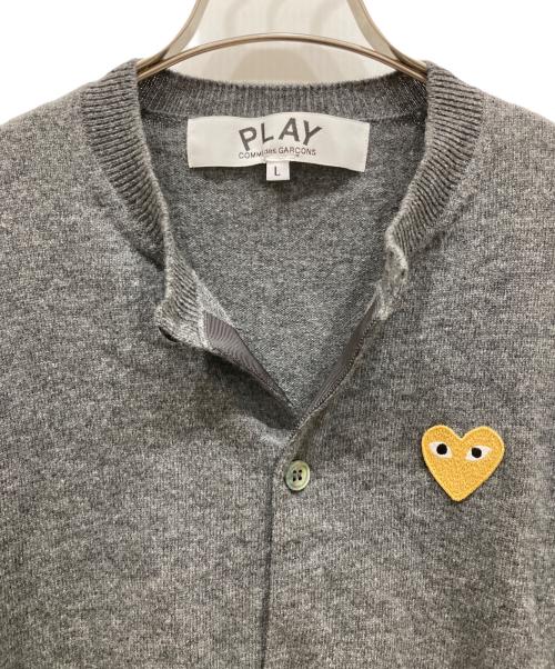 PLAY COMME des GARCONS（プレイコムデギャルソン）PLAY COMME des GARCONS (プレイコムデギャルソン) Round Neck Cardigan With Gold Emblem Medium Gray グレー サイズ:Ⅼの古着・服飾アイテム