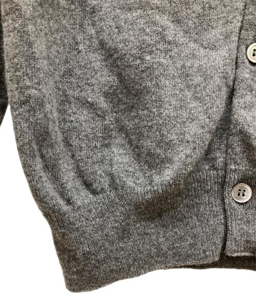 PLAY COMME des GARCONS（プレイコムデギャルソン）PLAY COMME des GARCONS (プレイコムデギャルソン) Round Neck Cardigan With Gold Emblem Medium Gray グレー サイズ:Ⅼの古着・服飾アイテム